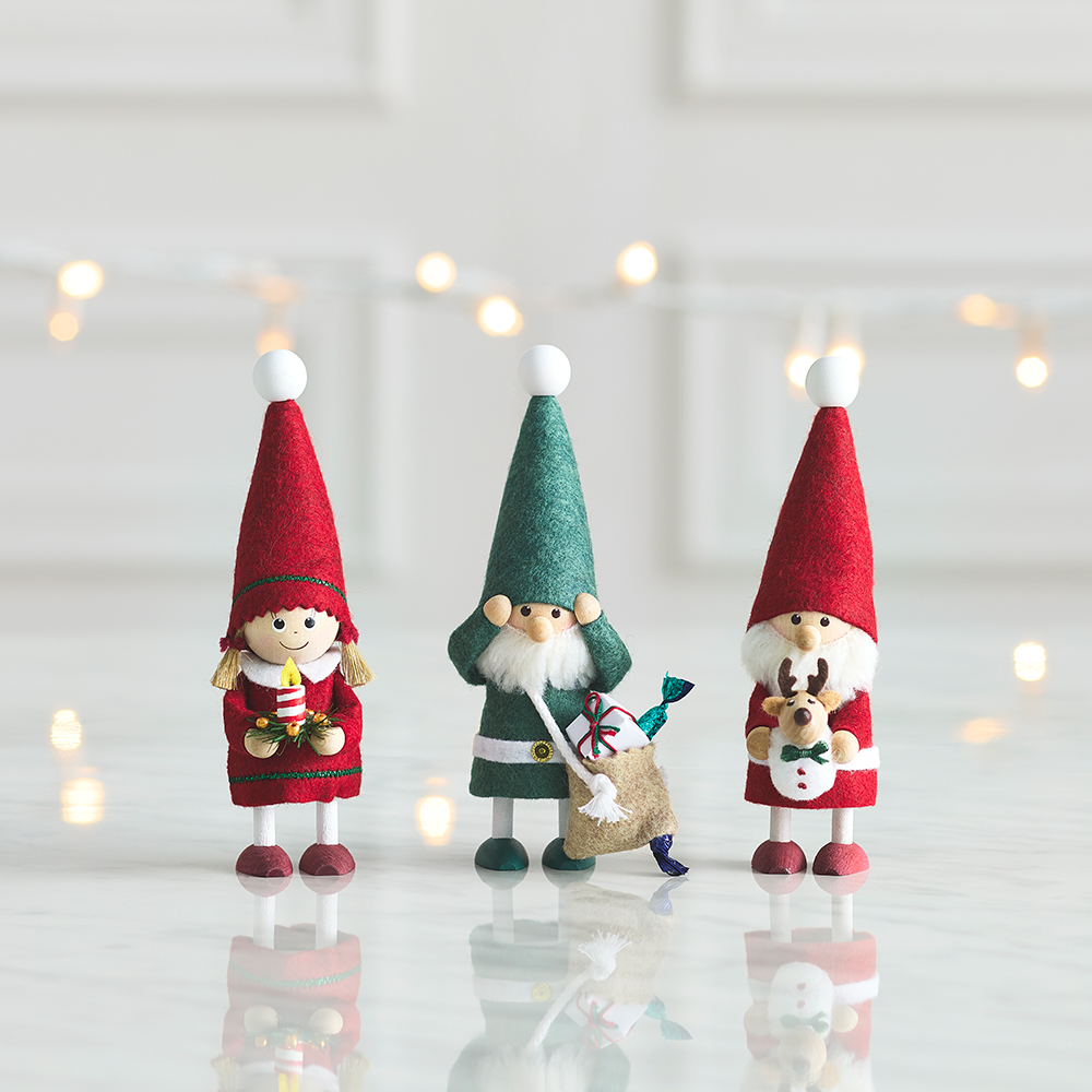 幸せなクリスマスのお手伝いをする妖精たち